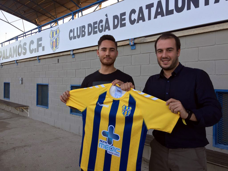 Charles Spragg, amb el director esportiu Josep Roches, és el primer futbolista neozelandès que juga al Palamós. (Foto: Ramon Ribas).