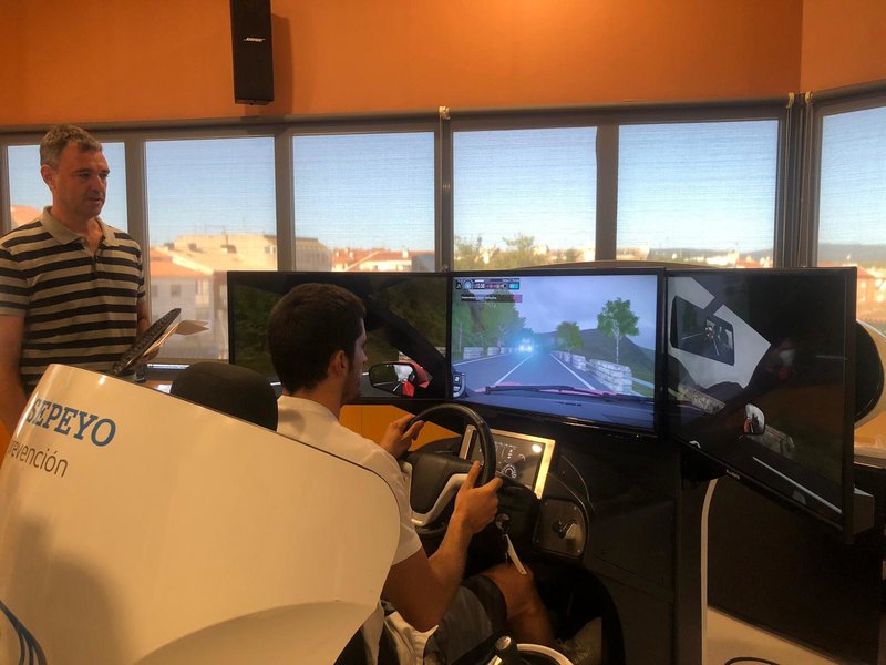 Amb el simulador els participants poden comprovar quin és la seva reacció davant de fets imprevistos durant la conducció. (Foto: SSIBE).
