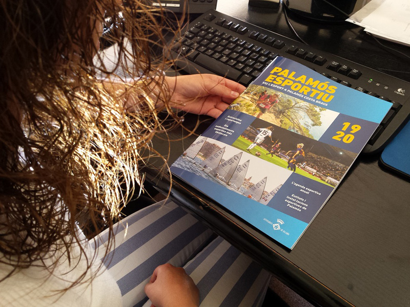La revista Palamós Esportiu, ara amb un format completament renovat. (Foto. Ajuntament de Palamós).