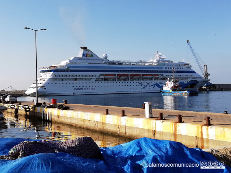 L'AIDAcara, amarrat aquest matí al port de Palamós.