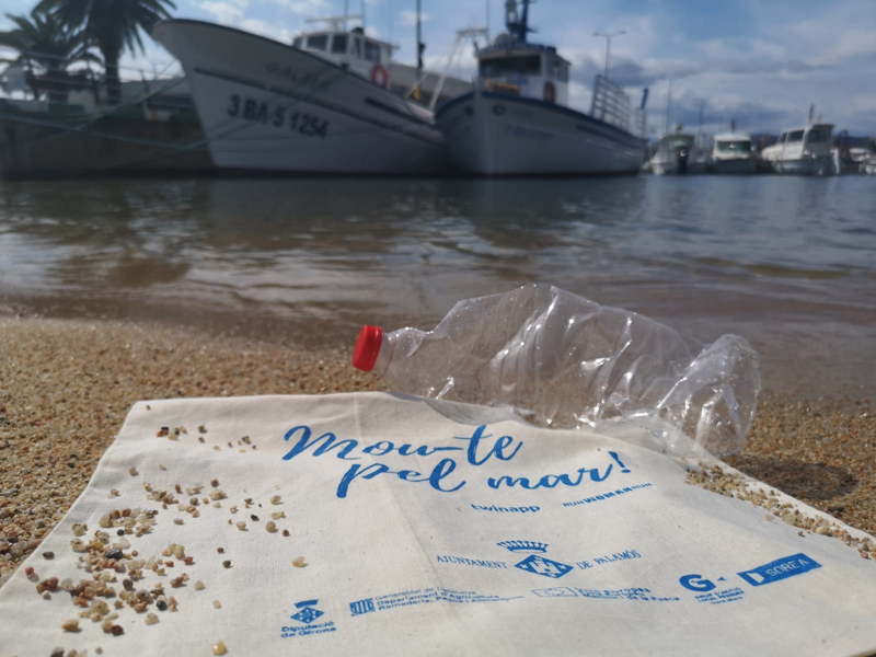 El projecte 'Mou-te pel mar' promou la neteja del litoral. (Foto: Ajuntament de Palamós).