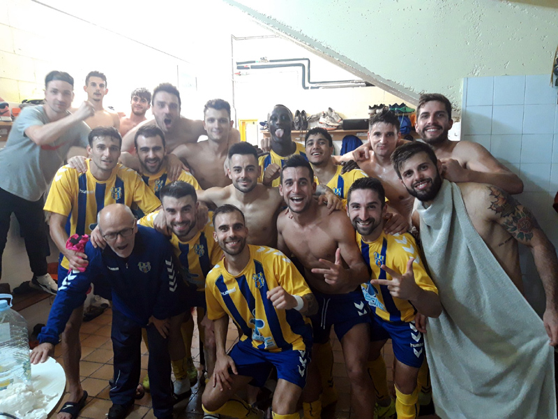 Els jugadors del Palamós, exhultants, celebrant al vestidor la quarta victòria seguida. (Foto: Palamós CF).