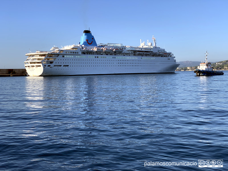 El Marella Dream entrant aquest matí al port de Palamós.