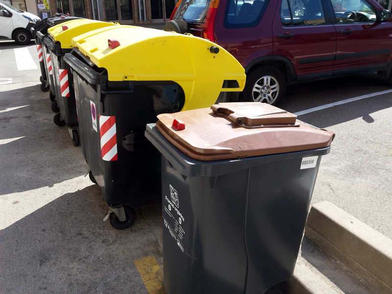 El nou contenidor d'orgànica, amb la portella situada en la seva part superior. (Foto: Ajuntament de Palamós).