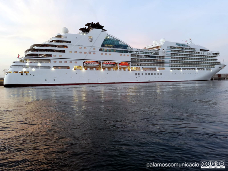 El Seabourn Encore aquest matí al port de Palamós.