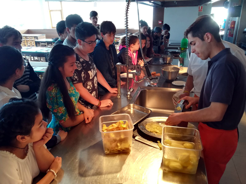Imatge d'un curs de cuina per a joves realitzat a l'Espai del Peix. (Foto: Ajuntament de Palamós).