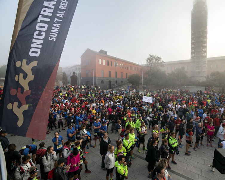 La plaça de Can Mario de Palafrugell moments abans de la sortida de l'Oncotrail 2018. (Foto: Lluís Zamora).