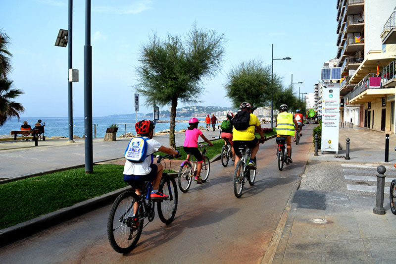 Ciclistes al passeig de Sant Antoni, en una imatge d'arxiu. (Foto: Ajuntament de Calonge i Sant Antoni).