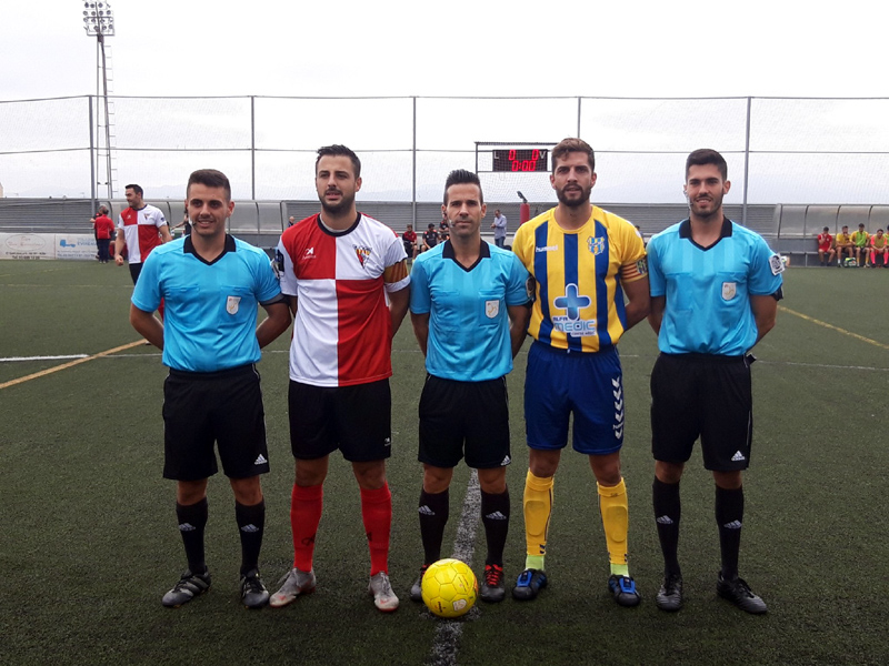 El capità David Cano, amb el seu homòleg del Rubí i la tripleta arbitral, ahir abans del partit. (Foto: Palamós CF).