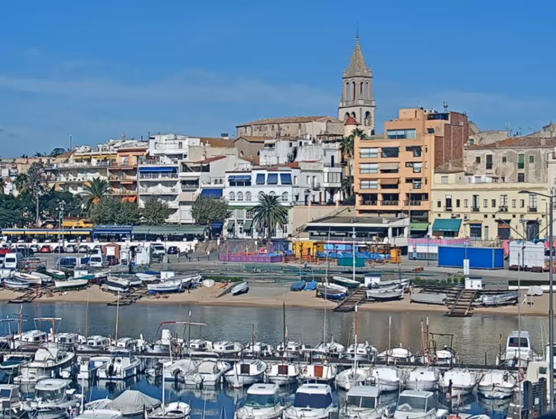 Temps assolellat i algun núvol alt al fons, el passat divendres, en una imatge de la càmera web de Palamós. (Foto: tempspalamos.blogspot.com).