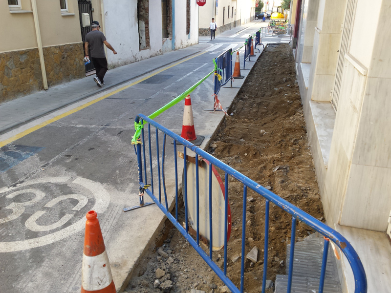 Inici de les obres d'arranjament de voreres, al carrer de Sant Joan Baptista de La Salle. (Foto: Ajuntament de Palamós).