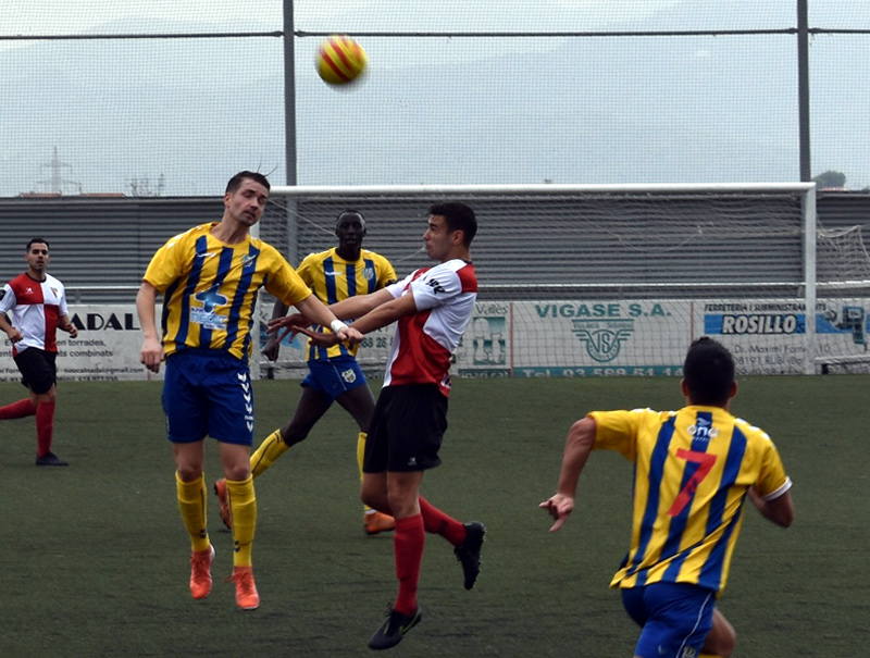 Dani Muela, saltant i disputant una pilota amb el cap durant el partit de Rubí. (Foto: S. Cortés www.fanspalamoscf.com).