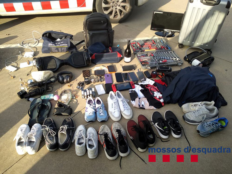 Alguns dels objectes que la policia va sostreure. (Foto: Mossos d'Esquadra).