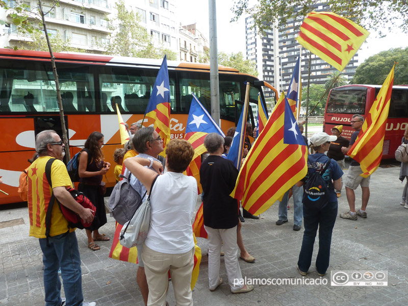 Imatge d'arxiu de gent pujant als autobusos de l'ANC a Palamós.