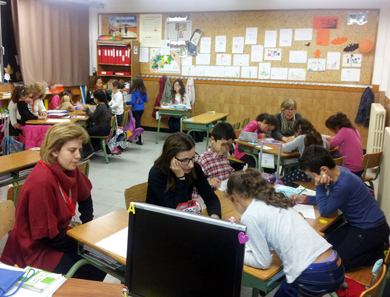Imatge d'arxiu d'una sessió del programa Voluntariat Educatiu. (Foto: Ajuntament de Palamós).