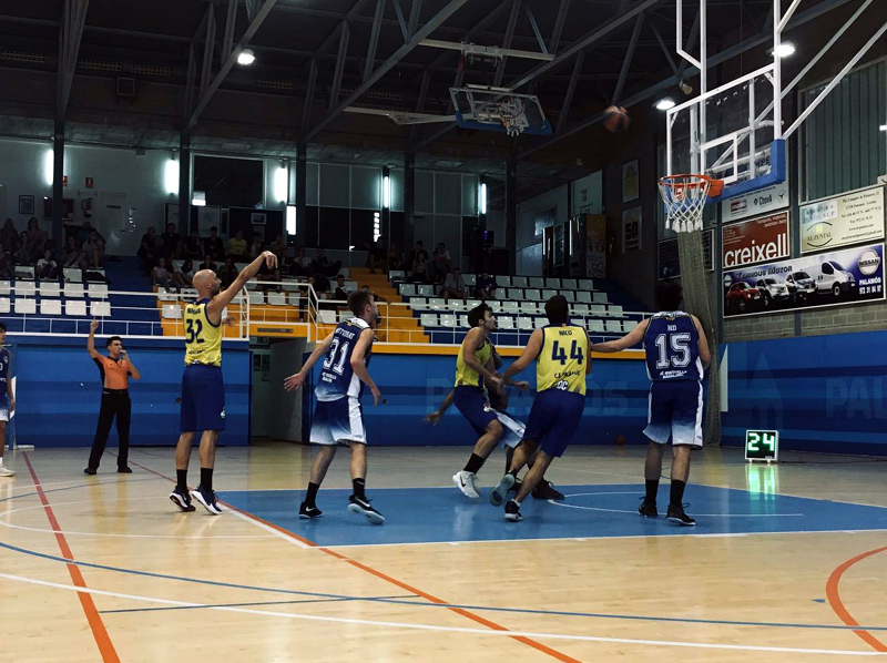 Una acció del partit davant el Minguella i que va suposar la primera victòria del Club Esportiu. (Foto: CE Palamós).