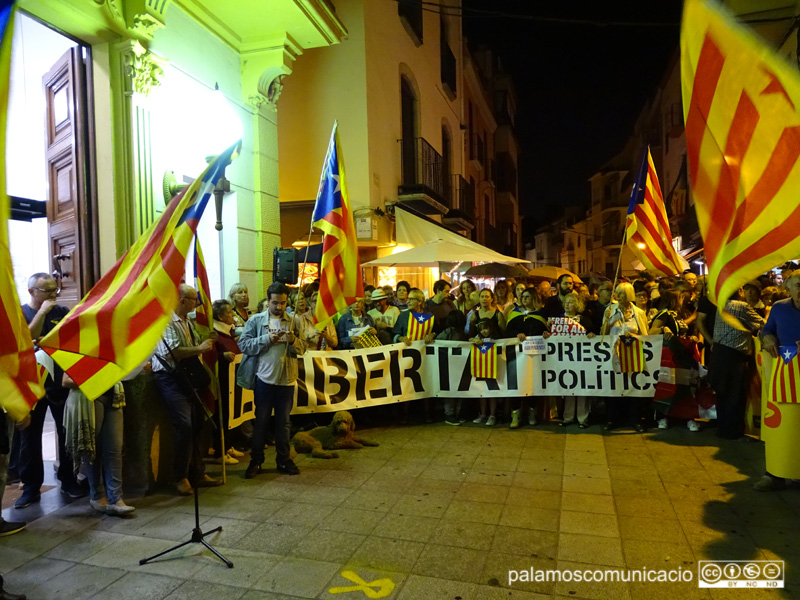 La ciutadania de Palamós va sortir al carrer tot i la pluja.