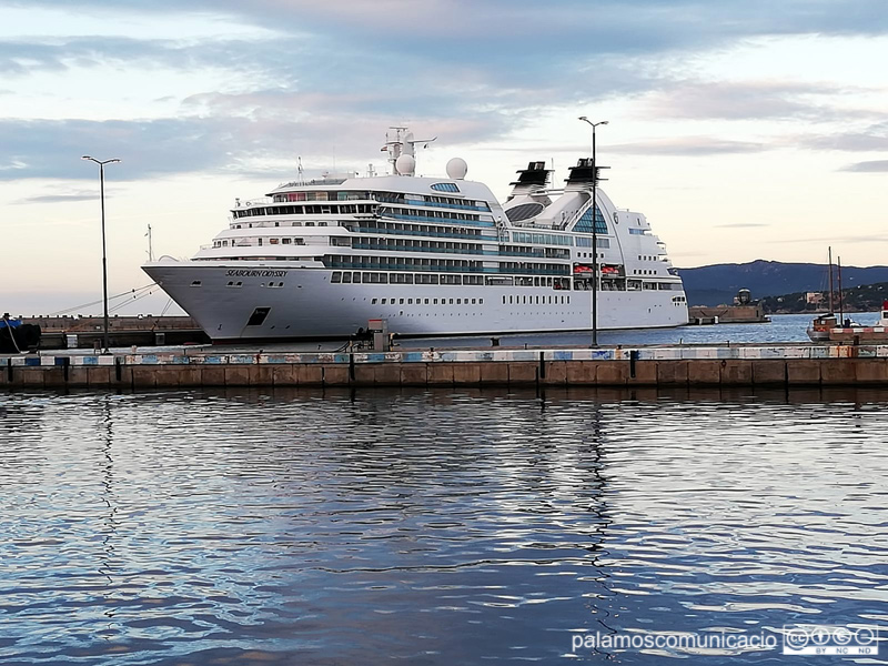 El creuer Seabourn Odissey, aquest matí al port de Palamós.