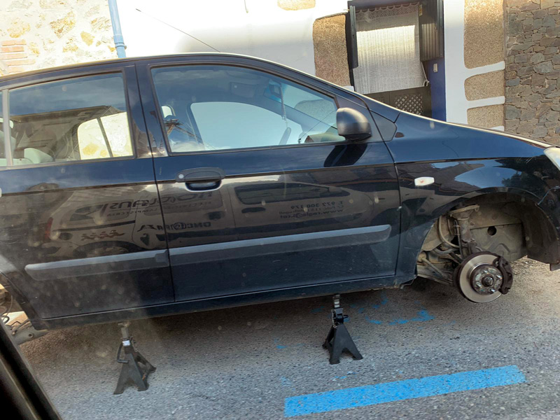 Un dels cotxes afectats a Sant Antoni. (Foto: A. Roglans).