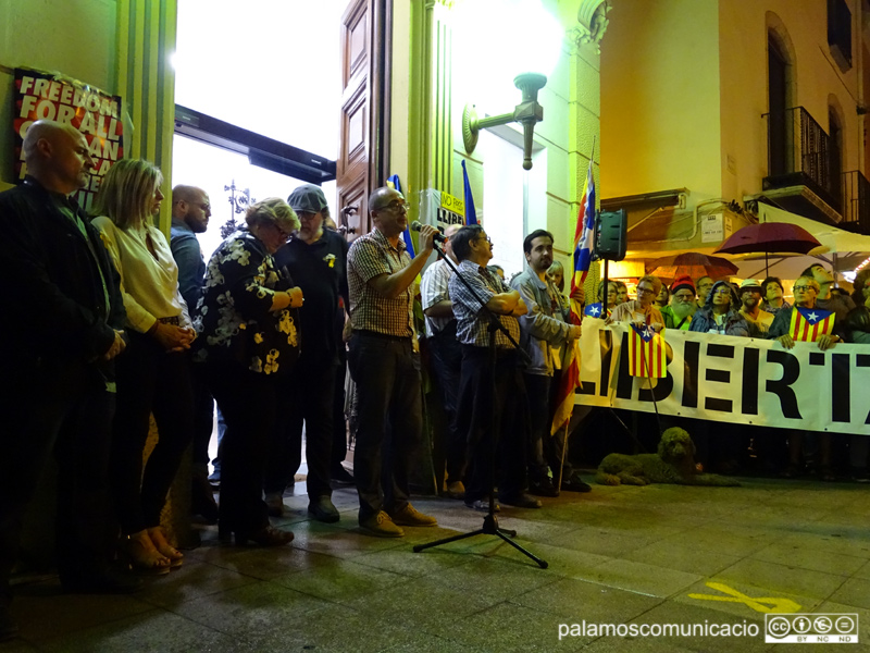 L'alcalde i regidors d'ERC i Junts per Catalunya, durant la protesta contra la sentència el passat dilluns.