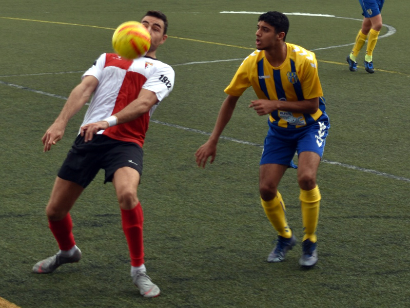 El jove jugador del Palamós, Ayoub, disputant una pilota a Rubí. (S. Cortés fanspalamoscf.com).