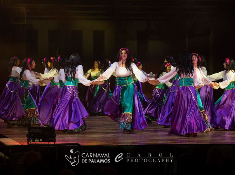 Exhibició de comparses a la Nau, en l'edició d'aquest any del Carnaval. (Foto: Joan Carol).