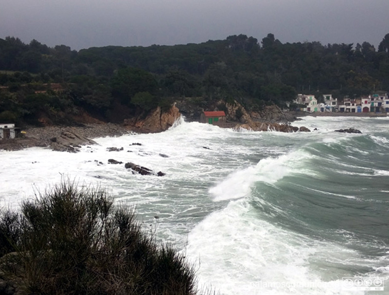 Onatge al litoral de S'Alguer, en una imatge d'arxiu.