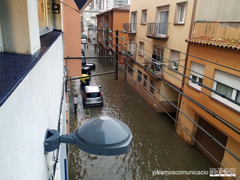 El carrer d'Orient inundat, a quarts de cinc d'aquest tarda.