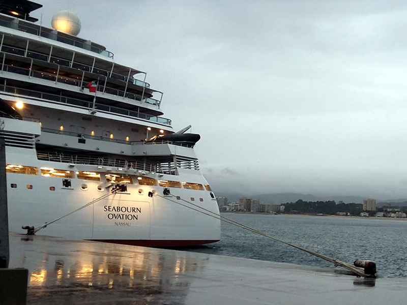 El Seabourn Ovation, aquest matí al port de Palamós. (Foto: visitpalamos).