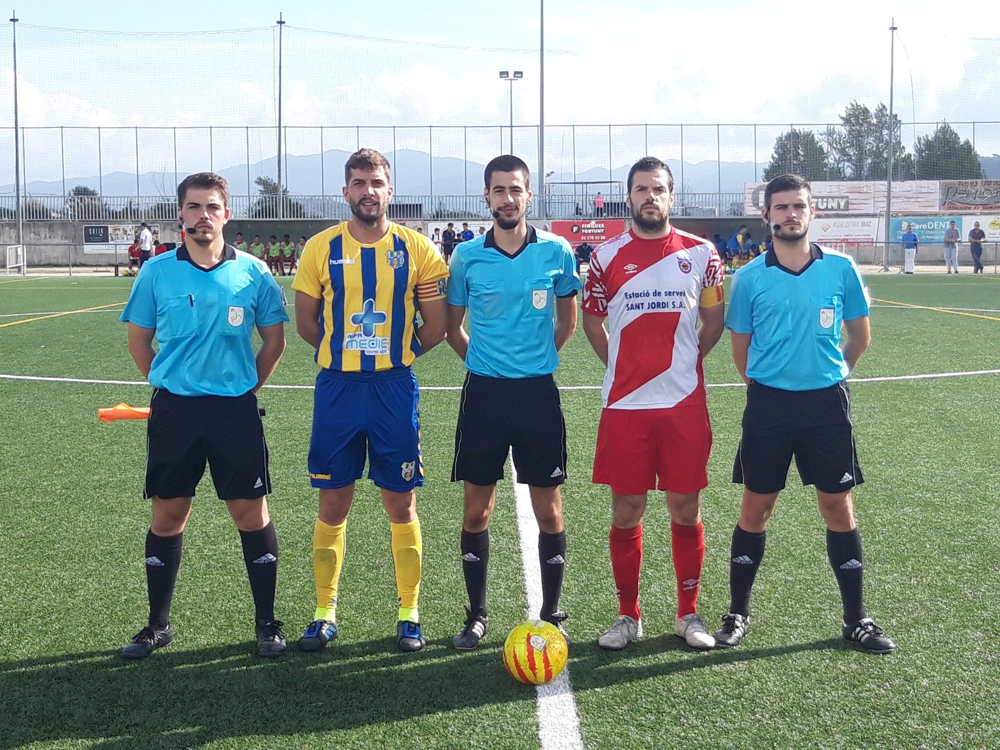 El capità David Cano, amb el seu homòleg del Mollet i la tripleta arbitral, ahir abans del partit de diumenge. (Foto: Palamós CF).