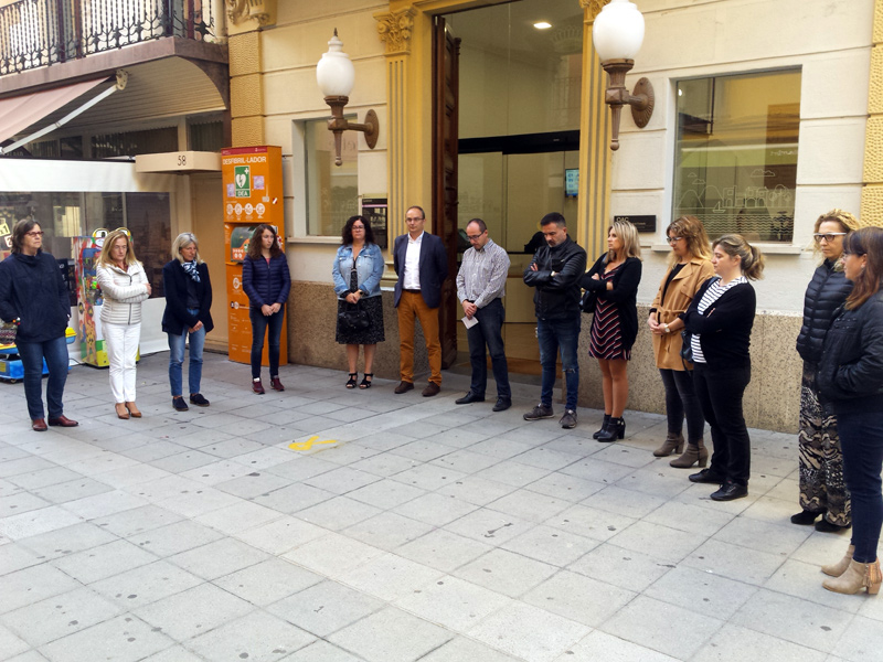 Representants municipals, durant el minut de silenci davant l'Ajuntament. (Foto: Ajuntament de Palamós).