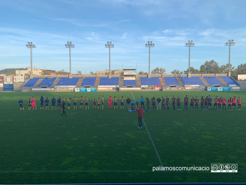 Els jugadors del Palamós CF i l'FC l'Escala abans de començar el partit.