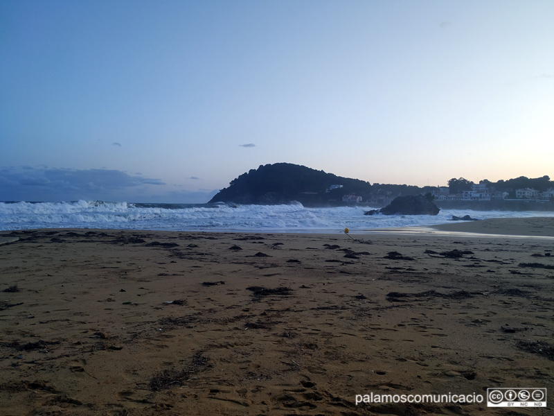 L'efecte del temporal i la pluja a la platja de La Fosca, el passat dimecres.