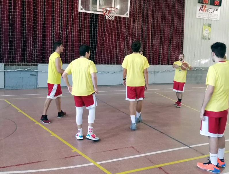 Jugadors de l'Unió Bàsquet escalfant abans del partit a Cornellà de Terri. (Foto: CE Palamós).