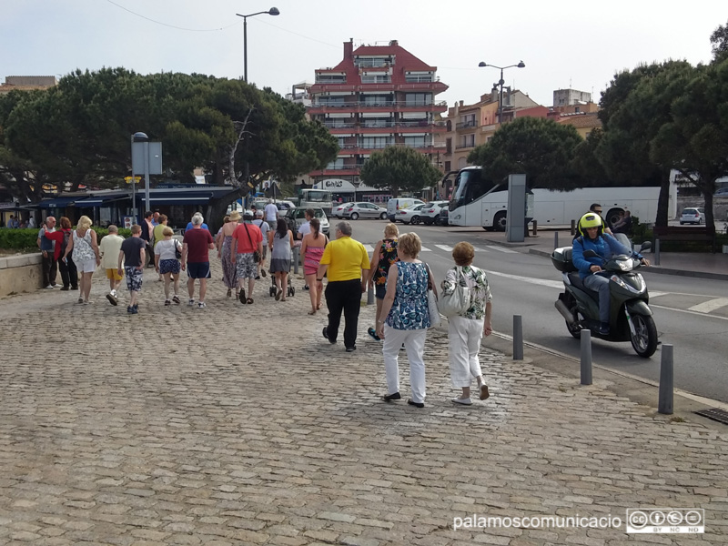 Creueristes dirigint-se cap al centre urbà de Palamós.