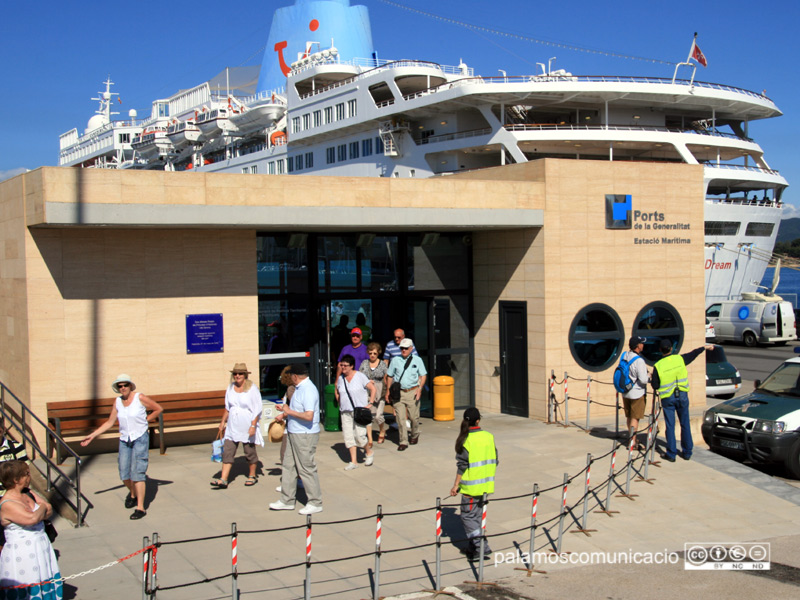 Passatgers desembarcant a l'Estació Marítima del port de Palamós.