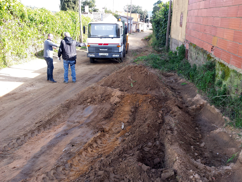L'alcalde comprovant els treballs d'arranjament del carrer del Paratge Vilarromà. (Foto: Ajuntament de Palamós).