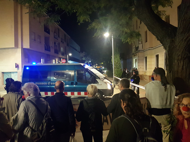 Furgones dels Mossos, impedint l'accés davant la façana de la Caserna.