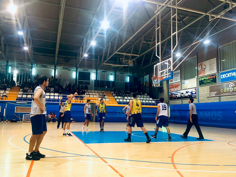 Un jugador del Club Esportiu fent un llançament de tirs lliures, ahir. (Foto: CE Palamós).