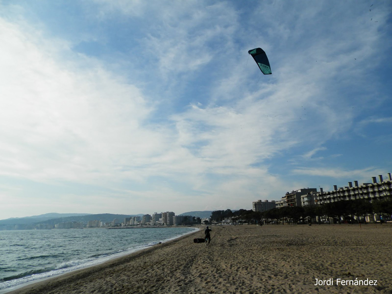 Núvols alts i un practicant de surf d'estel a la platja Gran de Palamós, el passat dimecres. (Foto: J. Fernández tempspalamos.blogspot.com).