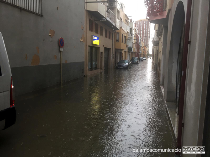 Inundació en un carrer de l'Eixample de Palamós, fa dues setmanes.