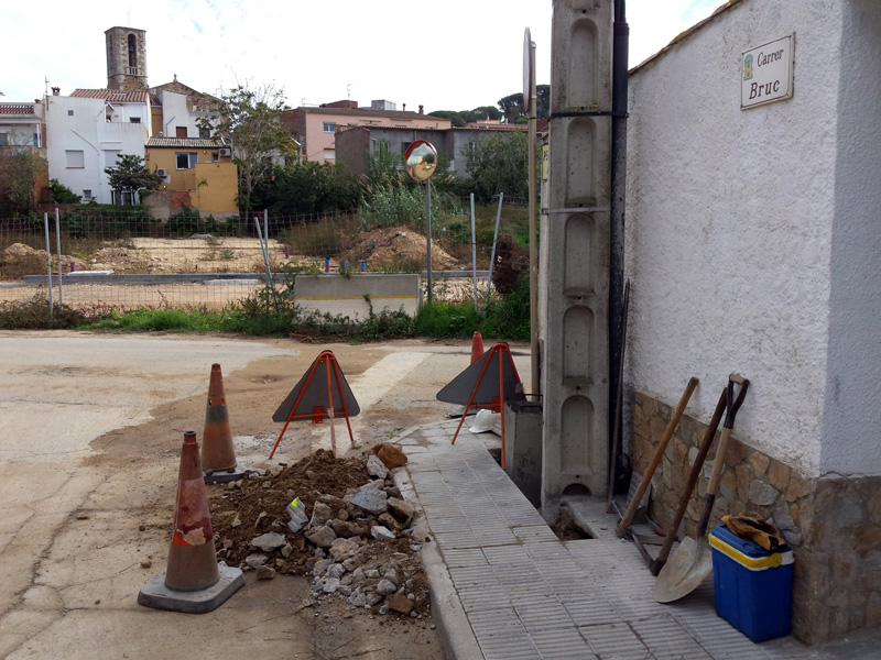 Rases per a la canalització de la xarxa elèctrica d'aquest nou enllumenat al carrer del Bruc. (Foto: Ajuntament de Palamós).