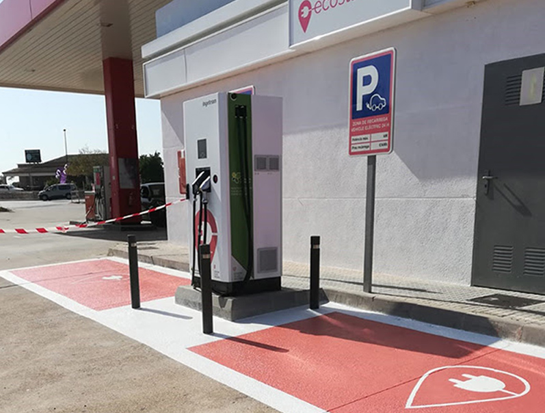 Zona de càrrega per a vehicles elèctrics. (Foto: Ports de la Generalitat).
