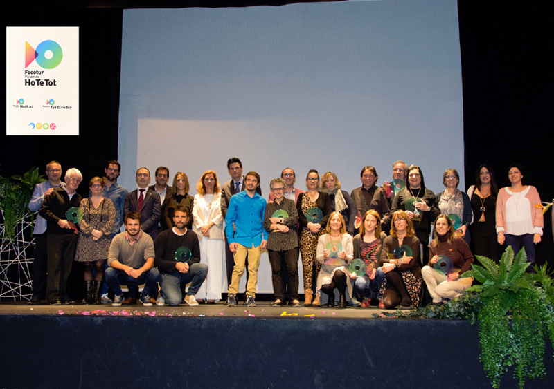 Fotografia amb els premiats de la Segona Gala dels Socis de Fecotur. (Foto: Olga Grassot).