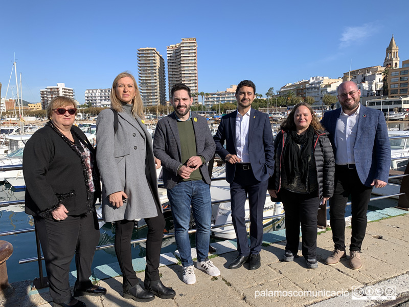 Sergi Miquel i Damià Calvet, al centre de la imatge, aquest matí al port de Palamós.