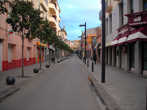 Carrer comercial de Palamós un dia festiu.