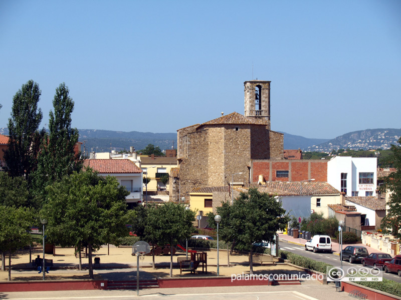 La plaça de mossèn Gumersind, amb l'església de Santa Eugènia de fons.