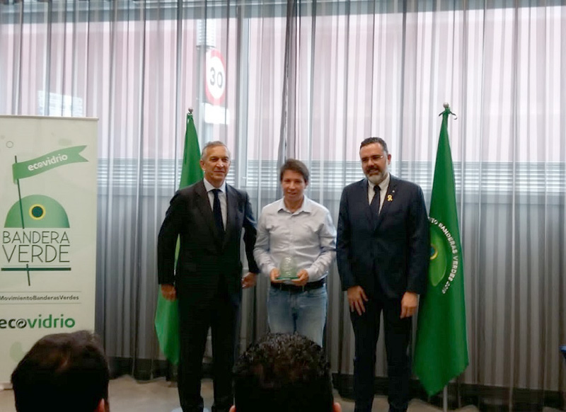 El regidor Xavier Lloveras, al mig, recollint ahir a Girona el premi Bandera Verde. (Foto: Ajuntament de Palamós).