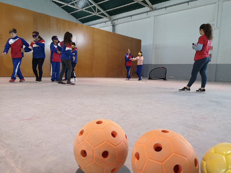 Demostracions d'esports adaptats a escolars de la vila. (Foto: Ajuntament de Palamós).