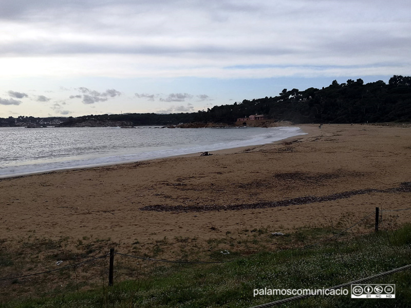 Una imatge de la platja de Castell, aquesta setmana passada, amb un cel mig ennuvolat.
